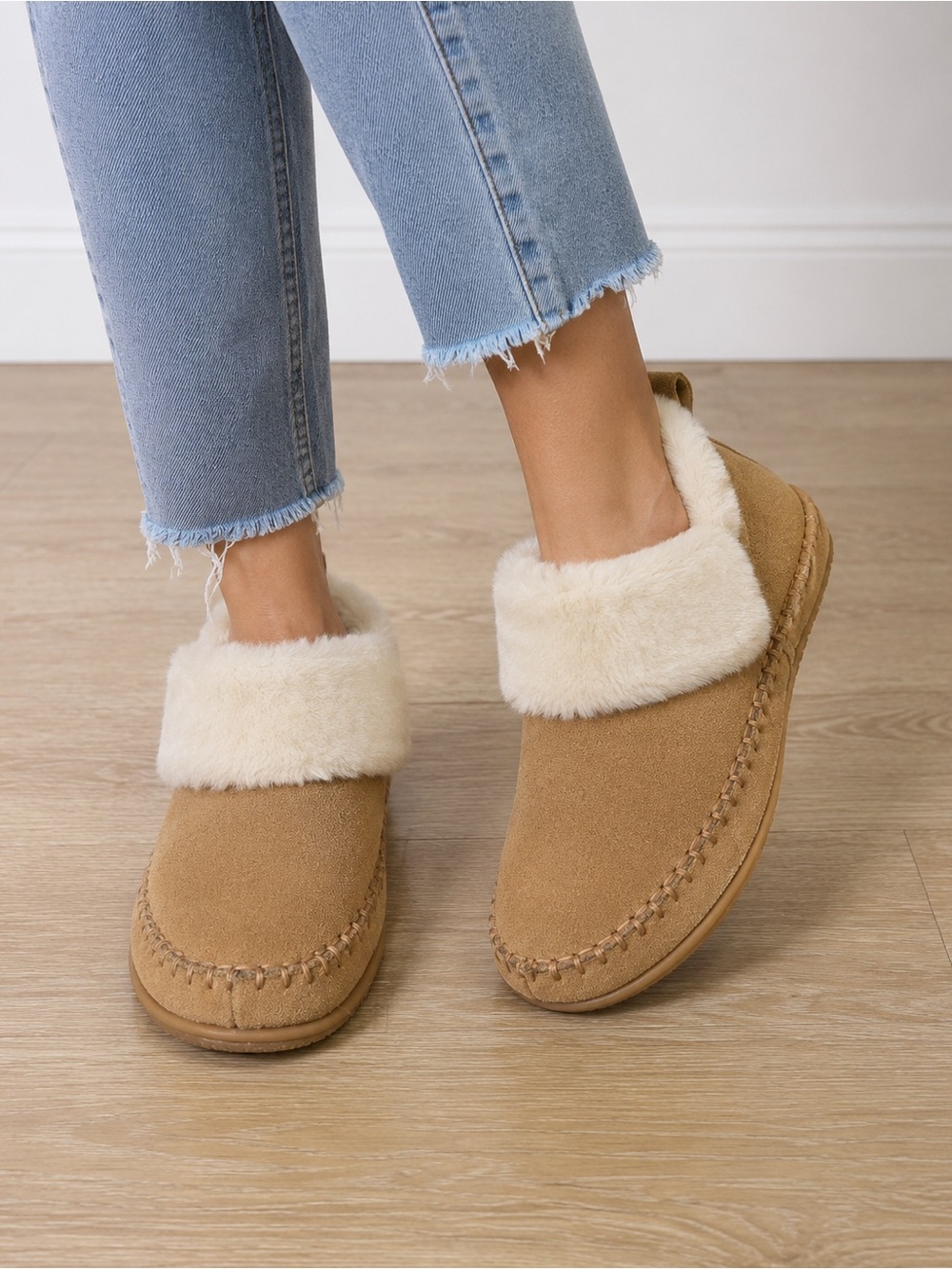 Minnetonka Cozy Women's Leather Tan Faux-fur Shearling Slip-On Slippers woman 9